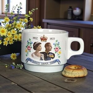 Vintage 1977 Queen Elizabeth II Silver Jubilee Commemorative Mug Cup
